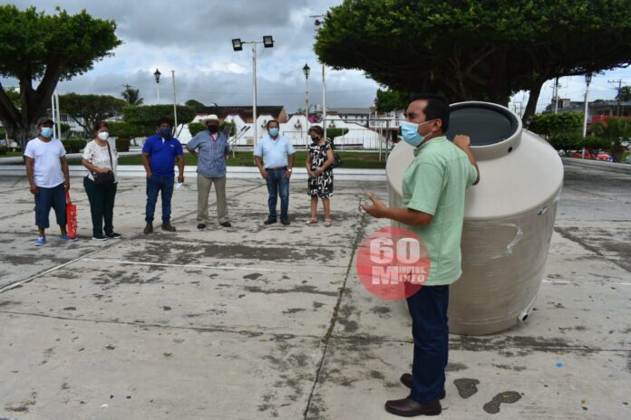 Gobierno de Agua Dulce continua entrega de tinacos a bajo costo