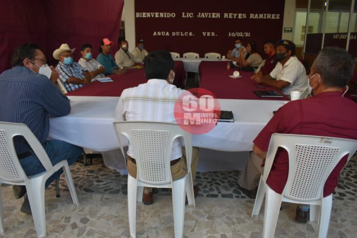 Javier Ramírez se reúne con subagentes de Agua Dulce para atender peticiones