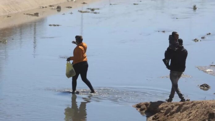 México se niega a recibir a familias migrantes, pero se está negociando con AMLO, dice Biden