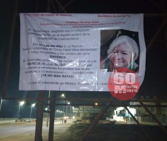 Pegan mantas y pancartas en postes contra encargada del Registro Público de Coatza y contra Pablo Gustavo Sánchez4