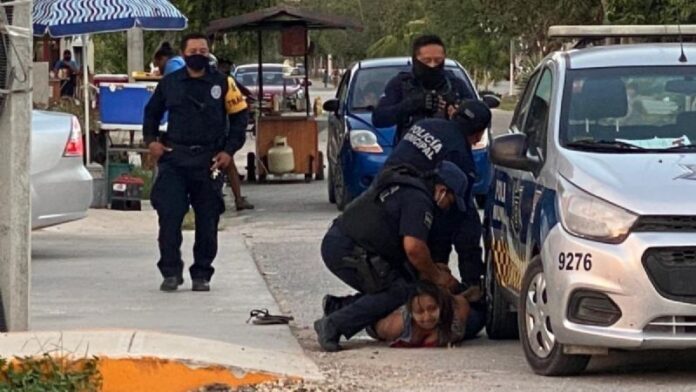 Policías municipales de Tulum someten a una mujer y le provocan la muerte