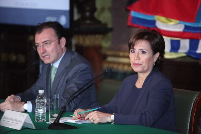 Rosario Robles va contra Luis Videgaray; ofrece a FGR aportar pruebas