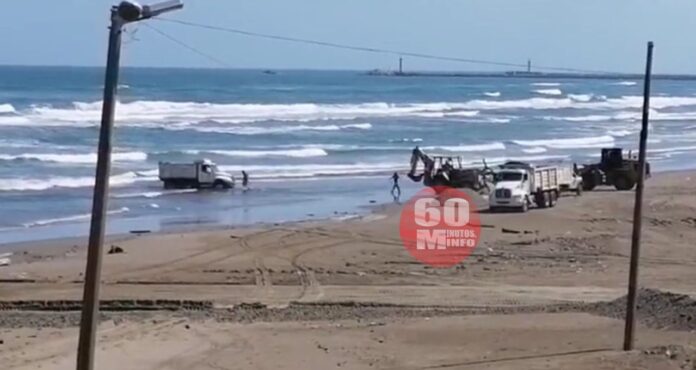 Se da chapuzón, volteo del ayuntamiento de Coatzacoalcos al terminar en la playa