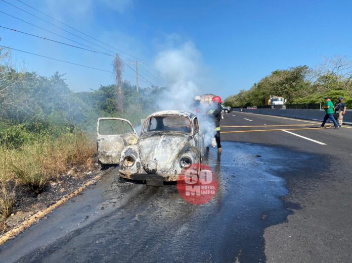 Se incendia automóvil en la carretera Jáltipan - Acayucan