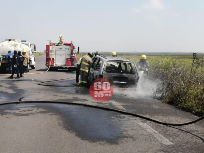 Se incendia camioneta en Las Matas
