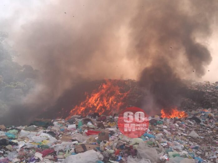 Viciosos los que prendieron fuego al basurero municipal