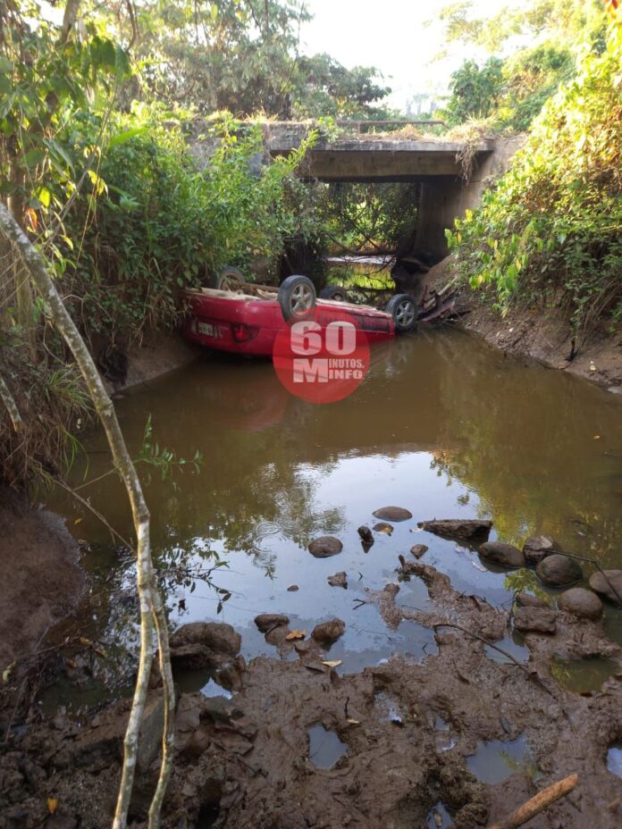 Cae auto en puente de la zona rural de Las Choapas2