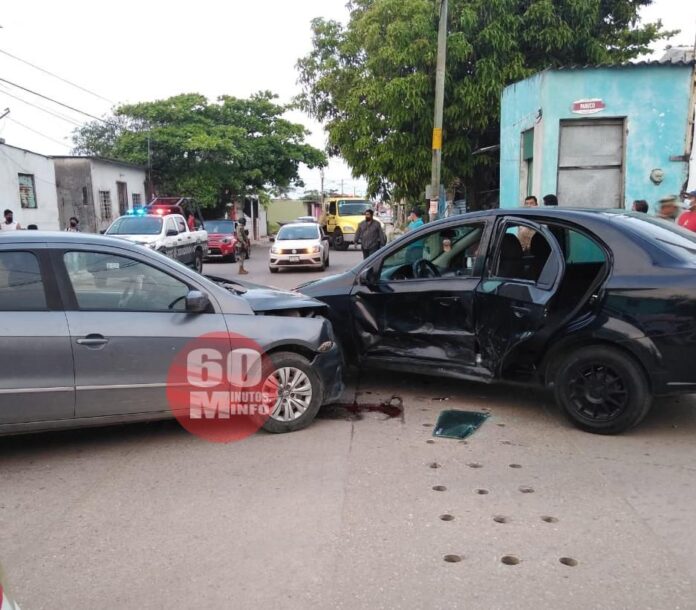 Choque de dos vehículos particulares; una mujer embarazada lesionada3
