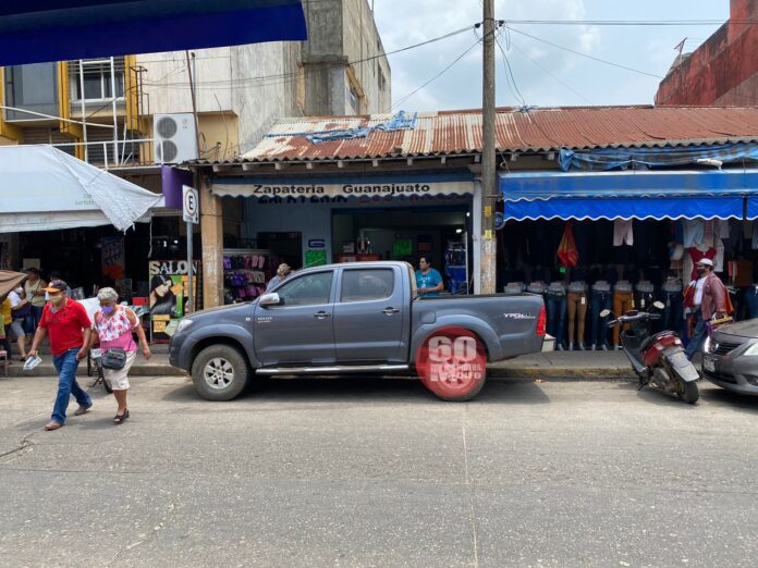 Ciudadanos retienen a presunto ladrón en el centro de Acayucan