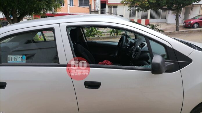 Cristalazos a dos autos estacionados en la María de la Piedad de Coatzacoalcos2