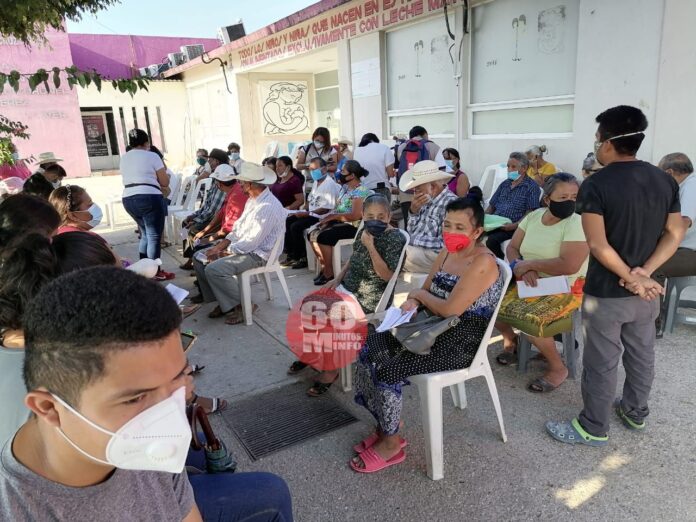 Cumple gobierno con vacunas en Las Choapas