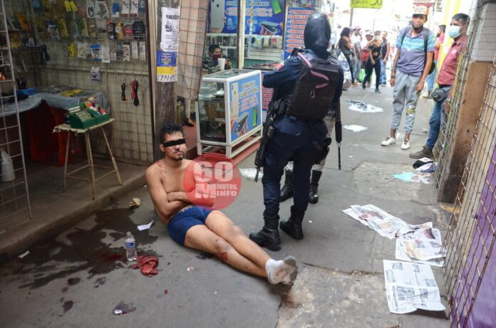 Presunto ladrón golpeado por vendedores en mercado