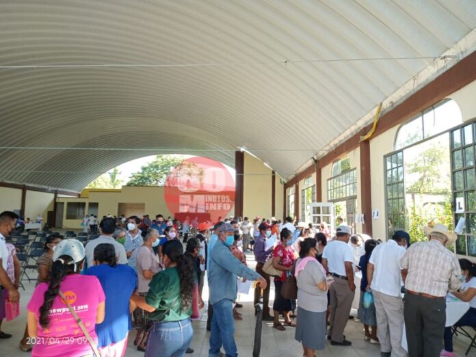 Reciben segunda vacuna adultos mayores de Ixhuatlán del Sureste