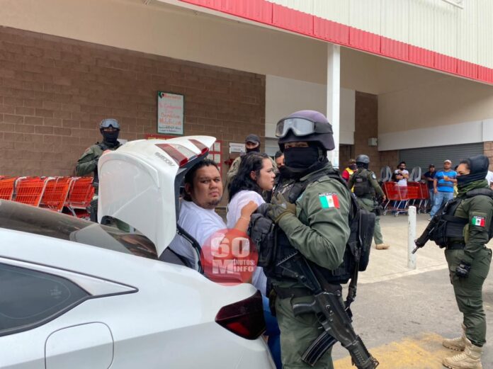 Retienen a pareja en Soriana acusan a Fuerza Civil de abuso de autoridad