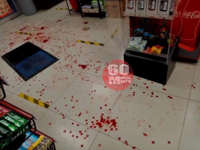 Roban con violencia Oxxo de la Chichihua hieren a cliente