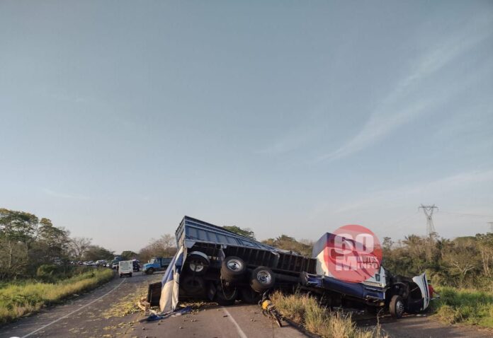 Se impacta tráiler cargado con magos contra volteo en Campo Nuevo3
