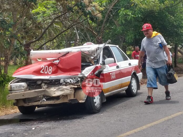 Taxista choca en Agua Dulce por muchaprisa