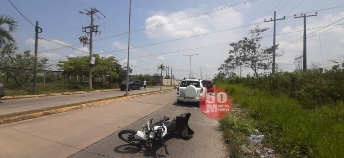 Choca repartido de pollo en la carretera Ixhuatlán del Sureste