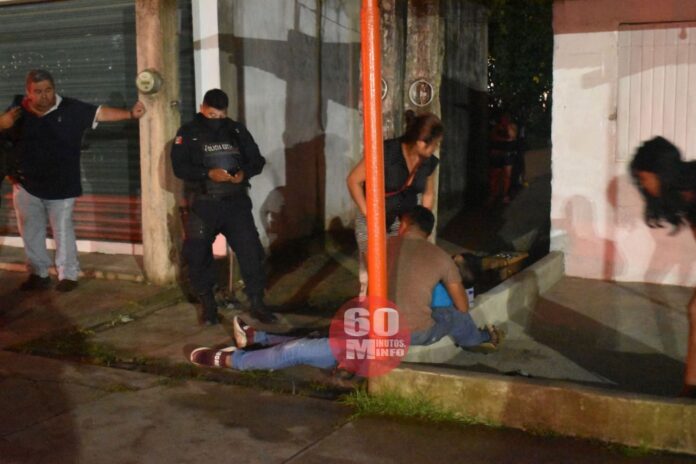 Choque entre moto y taxi en Las Choapas un lesionado