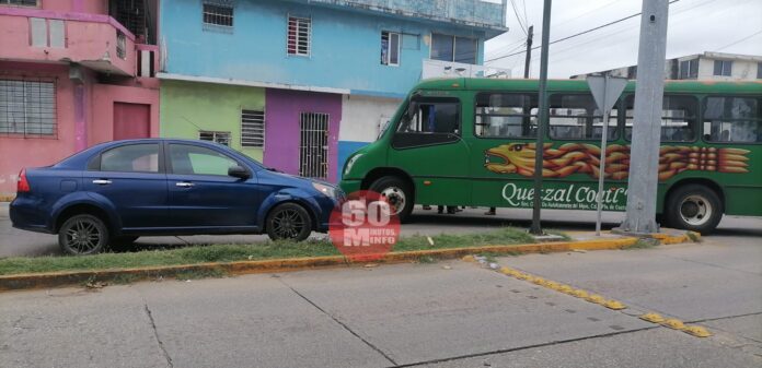 Choque entre un camión urbano y automóvil particular