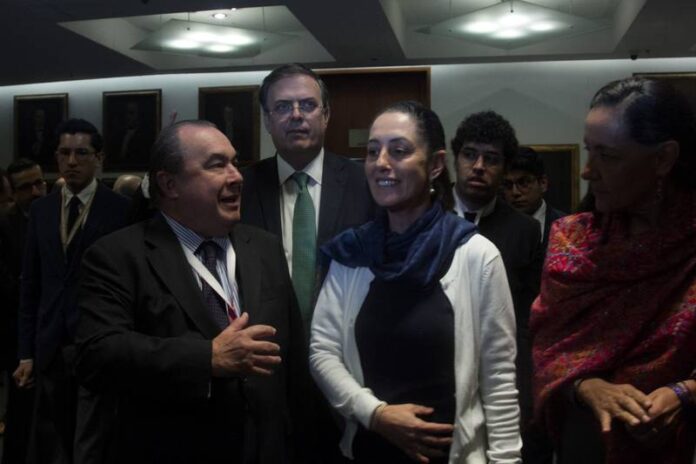 Popularidad de Sheinbaum cae… pero deberías ver la de Ebrard