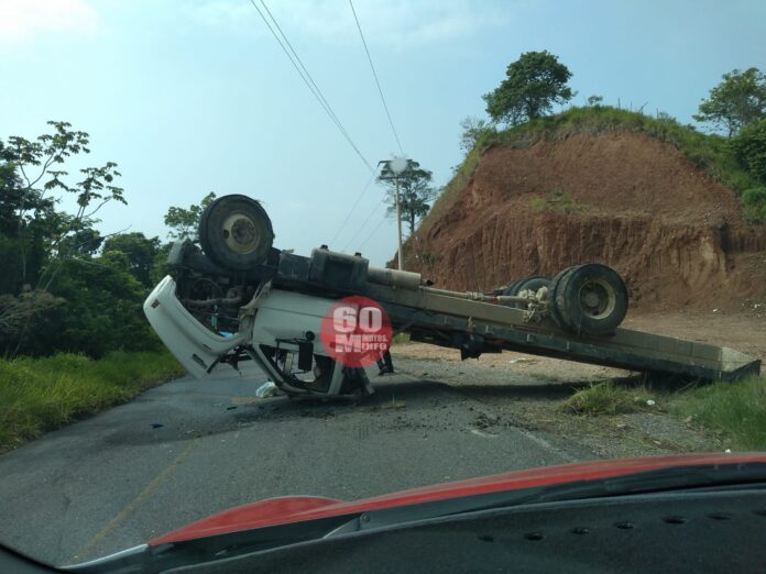 Reportan volcadura en la carretera a Río Playas2