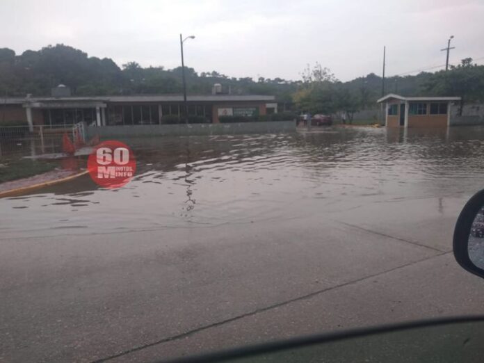 Se inunda frente al hospital
