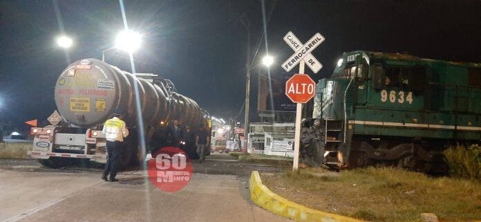 Tráiler fue arrastrado por el tren cuando le intentó ganar el paso en Minatitlán