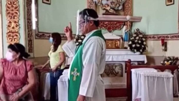 Asesinan a un hombre afuera de una iglesia; el tiroteo interrumpe la misa