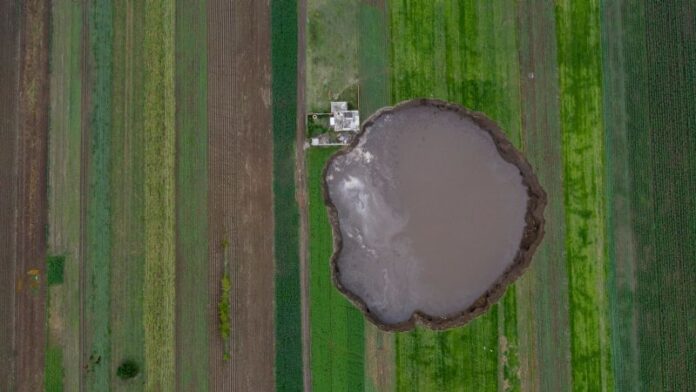 Rayos, volcanes, ríos subterráneos y una embotelladora los misterios del socavón en Puebla