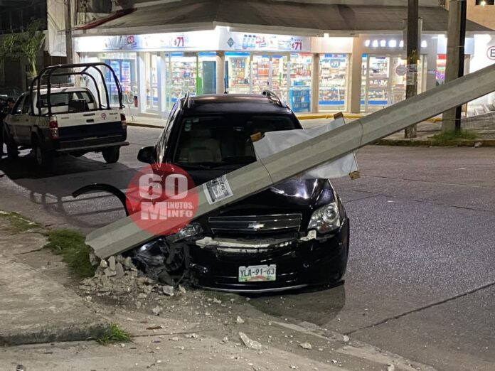 Severos daños por colisión de camioneta en Minatitlán