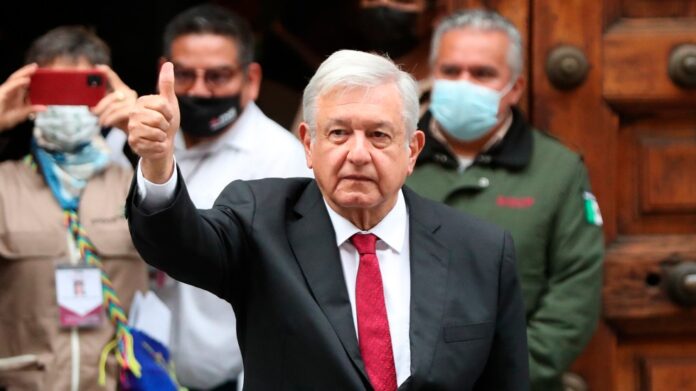 lopez-obrador-muestra-su-dedo-con-tinta-indeleble-tras-votar-en-elecciones-2021
