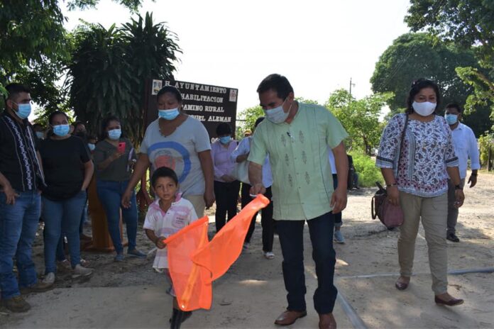 Ayuntamiento de Agua Dulce inicia trabajos de rehabilitación de camino en ejido Miguel Alemán