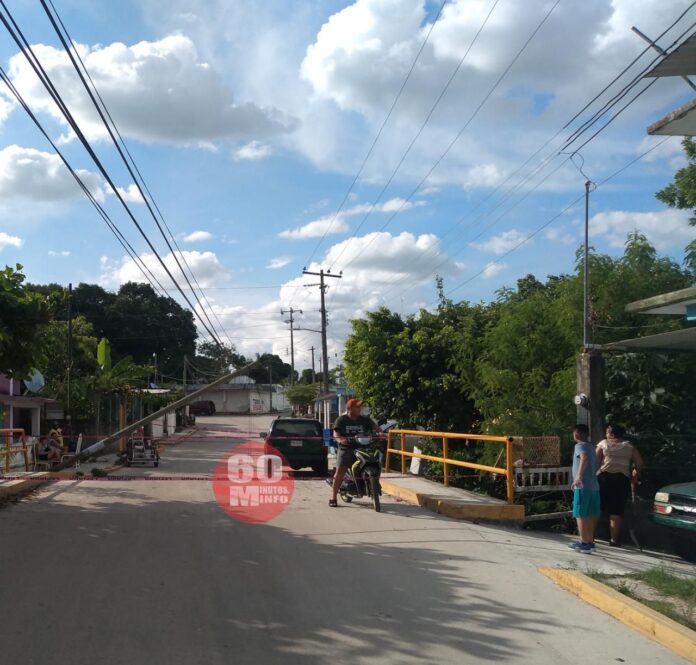 Camión de basura se lleva poste de Telmex3