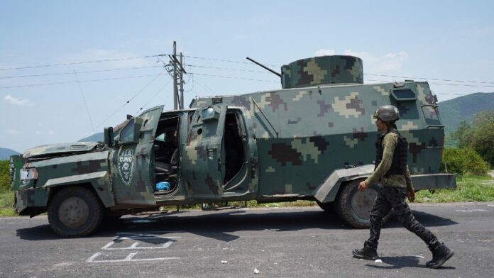 Con autos blindados y metralletas, CJNG exhibe poder en Aguililla2