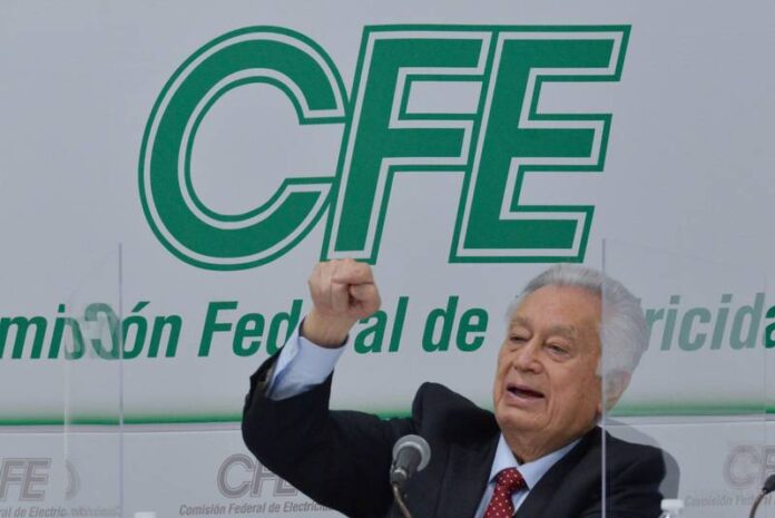 Con el bozal no se oye ni se entiende Bartlett le pide a un reportero quitarse el cubrebocas