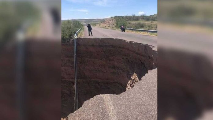 Enorme socavón se devora carretera en Chihuahua; ve IMÁGENES