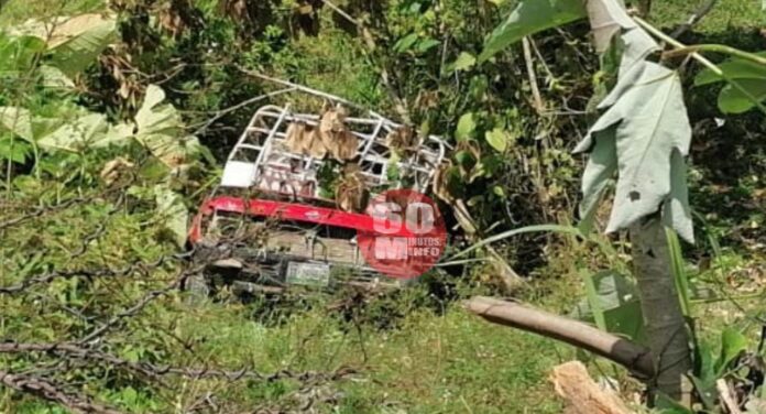 Camioneta cae al barranco en Río Playas