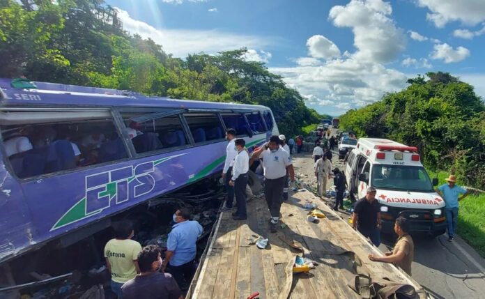 Choque automovilístico deja dos muertos y 12 heridos en Veracruz