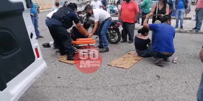 Dos jóvenes lesionadas al chocar contra un vehículo