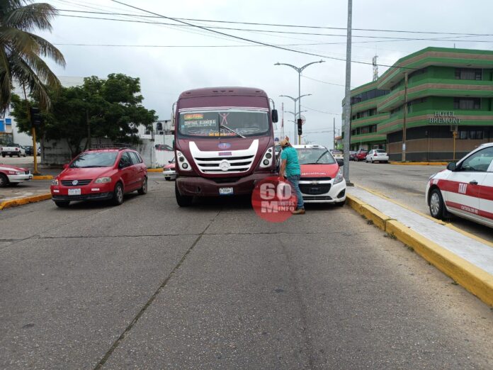 Evitó chocar contra un urbano estacionada y le pega a un taxi