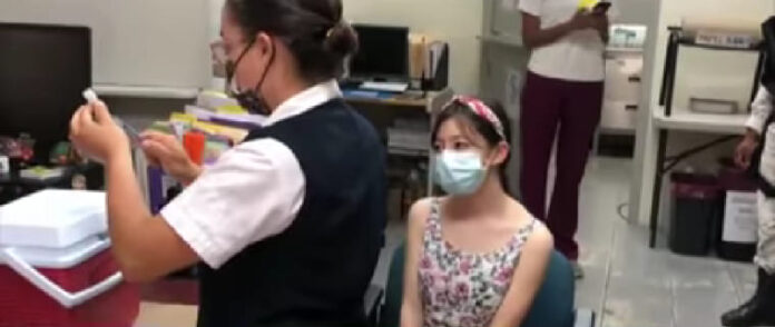 Ingrid, la primera menor vacunada en México contra el COVID-19