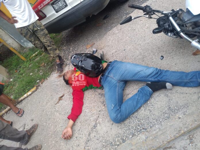 Motociclista impacta por alcance a un taxi2