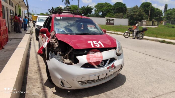 Se le entume pie a un taxista y choca