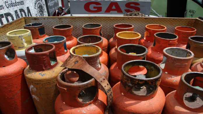 Si los proveedores de gas no te dan litros o kilos completos, denuncia así con Profeco
