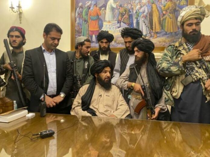 Talibanes declaran fin de guerra y prometen respetar derechos de mujeres