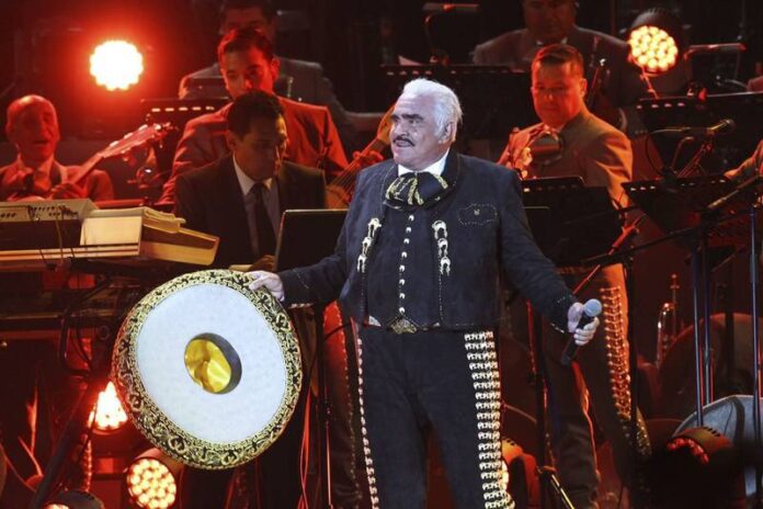 Vicente Fernández presenta leve mejoría, sin embargo sigue delicado