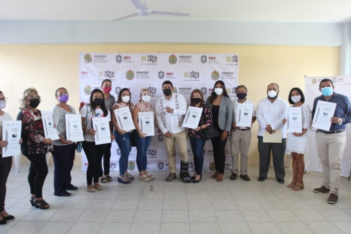 Reciben 17 escuelas de ocho municipios títulos de propiedad con Escuela Garantizada, Escritura Garante