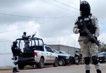 Ejército libera a 16 secuestrados y decomisa arsenal; muere militar y abaten a un agresor
