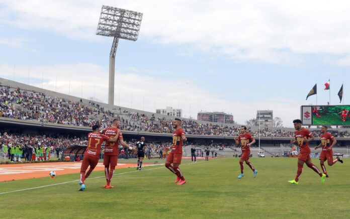 pumas-festeja-gol-al-leon